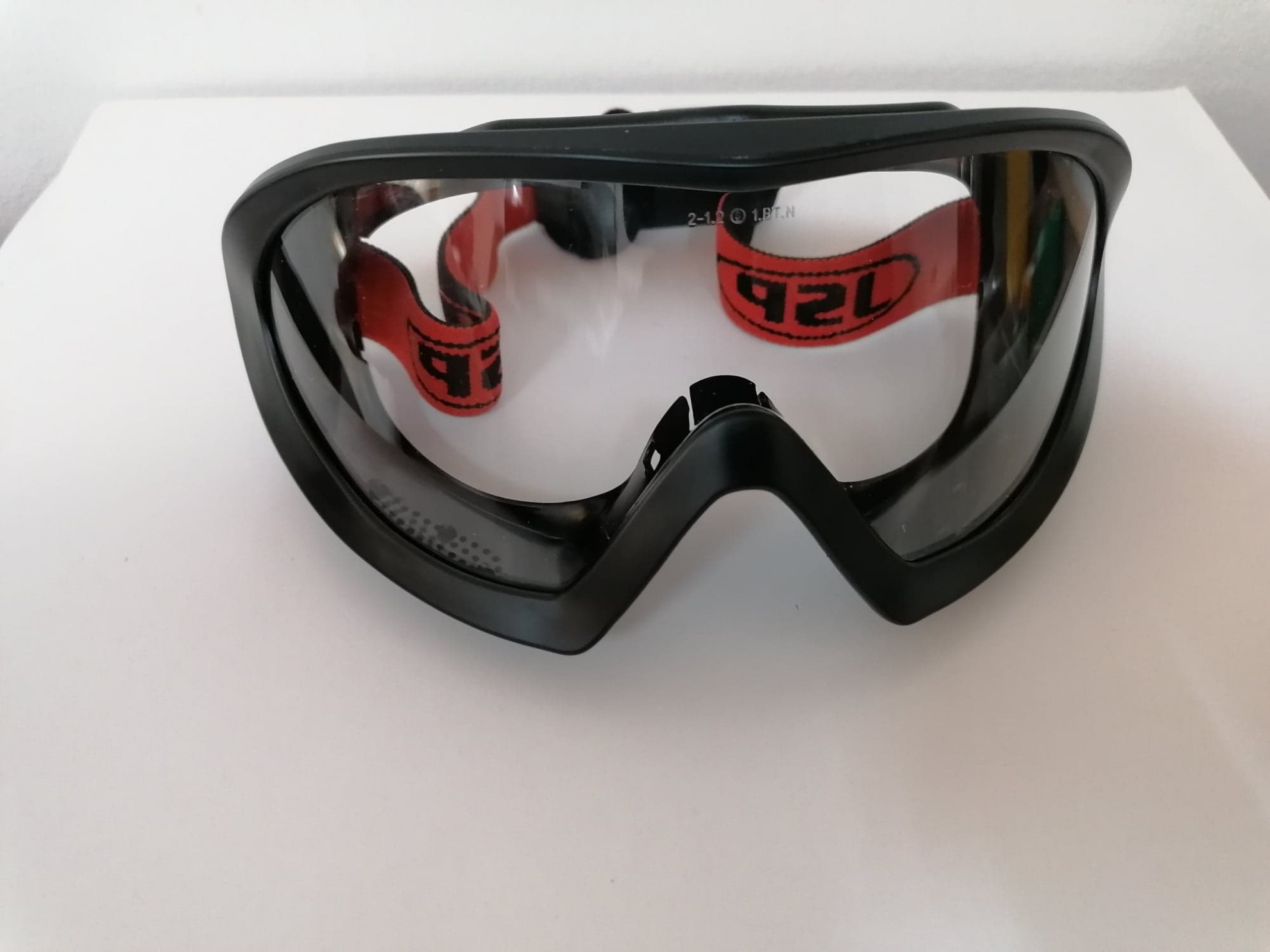 OCHELARI DE PROTECTIE CU AERISIRE INDIRECTA TIP GOOGLE